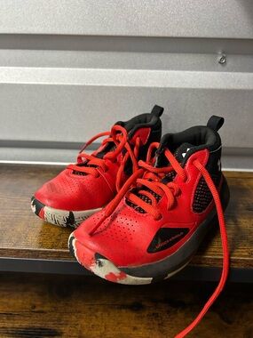 UNDER ARMOUR LOCKDOWN 6 BASKETBALL SHOES RED & BLACK UNISEX KIDS SIZE 11K BQ